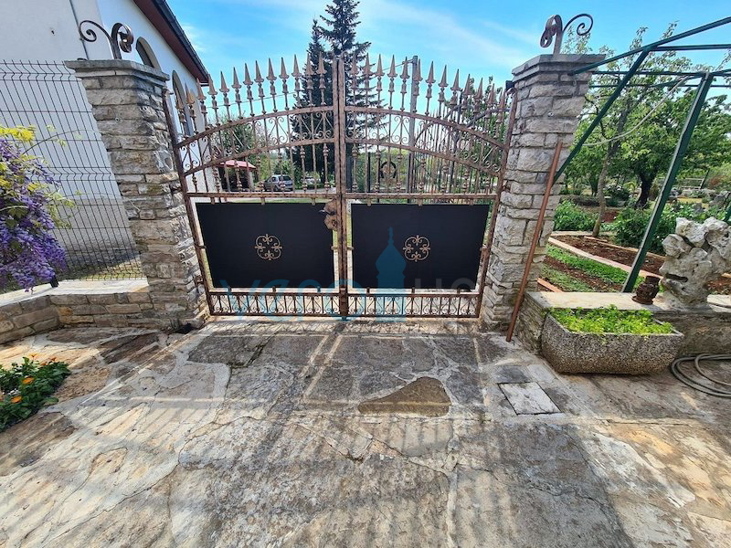 Istra, Buje, Oprtalj e dintorni, casa autonoma indipendente 250m2, con giardino 100m2, vendita