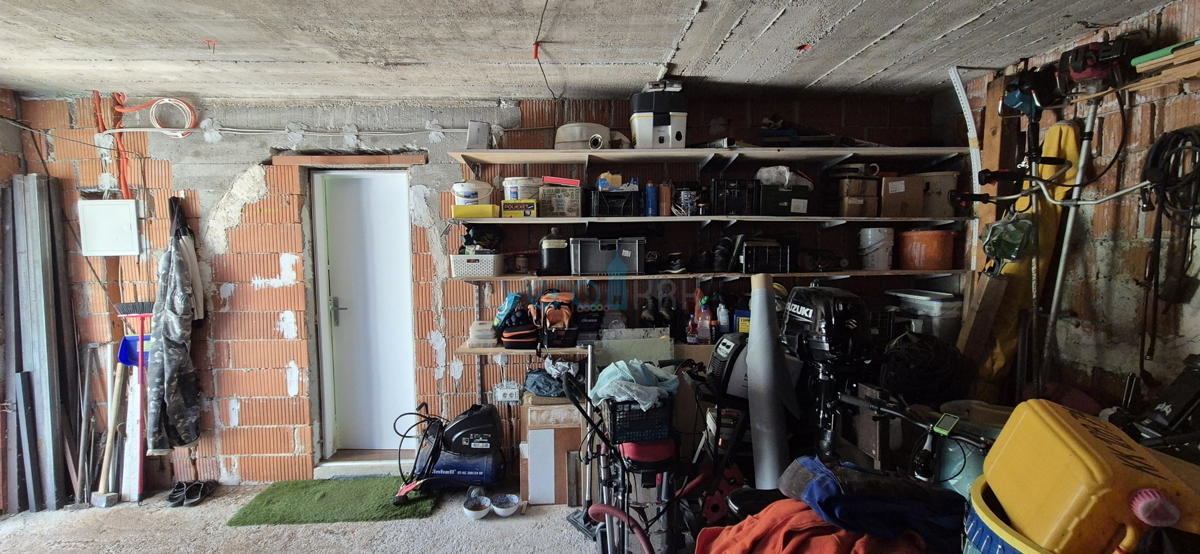 Isola di Krk, città di Krk, area circostante, casa indipendente con due appartamenti su un terreno di 992 m², vista, vendita