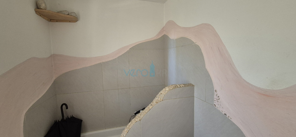 Isola di Krk, città di Krk, area circostante, casa indipendente con due appartamenti su un terreno di 992 m², vista, vendita