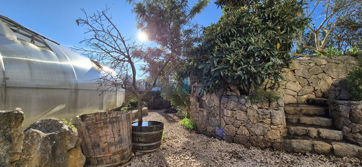 Isola di Krk, città di Krk, area circostante, casa indipendente con due appartamenti su un terreno di 992 m², vista, vendita