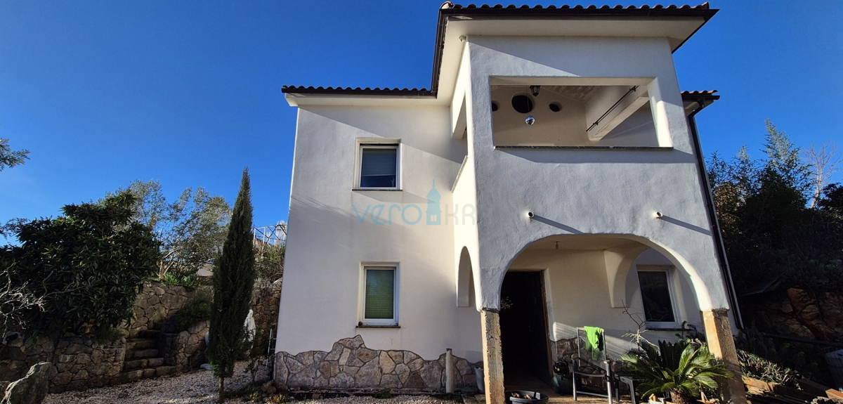 Isola di Krk, città di Krk, area circostante, casa indipendente con due appartamenti su un terreno di 992 m², vista, vendita