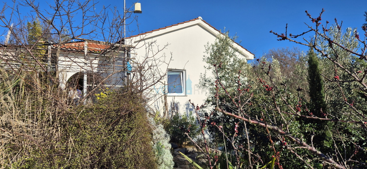 Isola di Krk, città di Krk, area circostante, casa indipendente con due appartamenti su un terreno di 992 m², vista, vendita