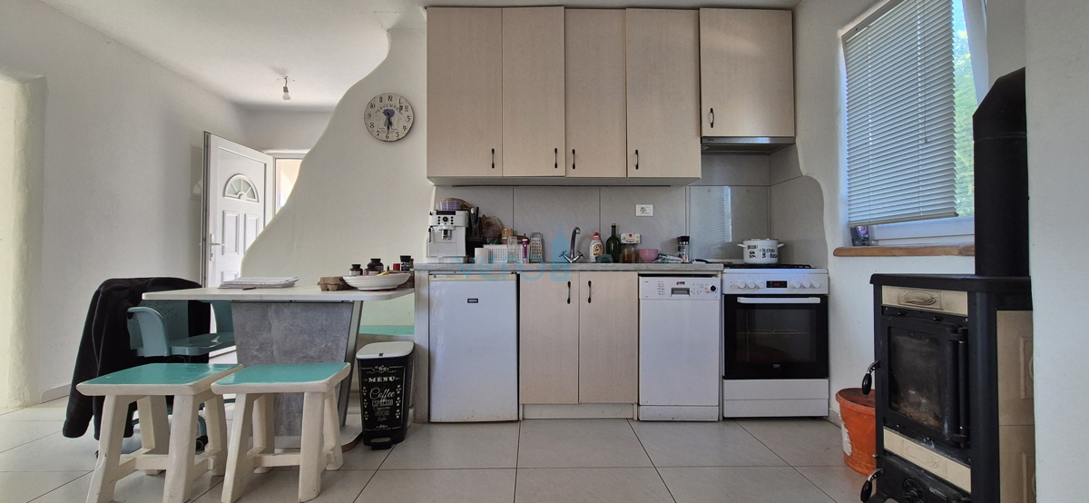 Isola di Krk, città di Krk, area circostante, casa indipendente con due appartamenti su un terreno di 992 m², vista, vendita