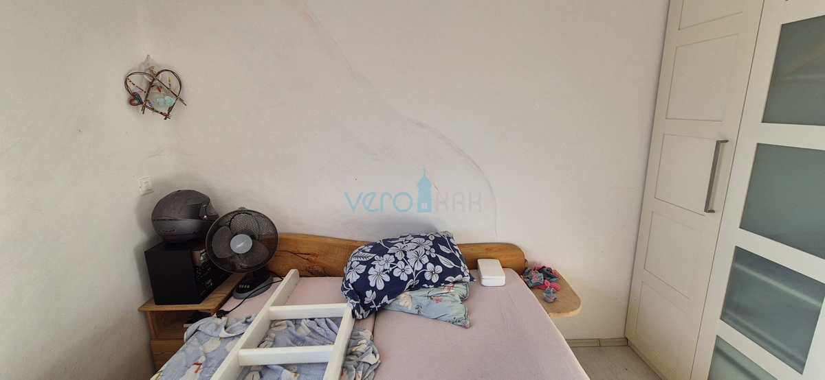 Isola di Krk, città di Krk, area circostante, casa indipendente con due appartamenti su un terreno di 992 m², vista, vendita