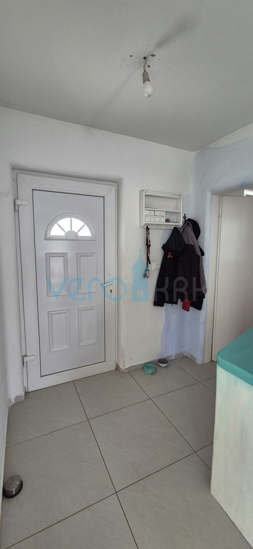 Isola di Krk, città di Krk, area circostante, casa indipendente con due appartamenti su un terreno di 992 m², vista, vendita