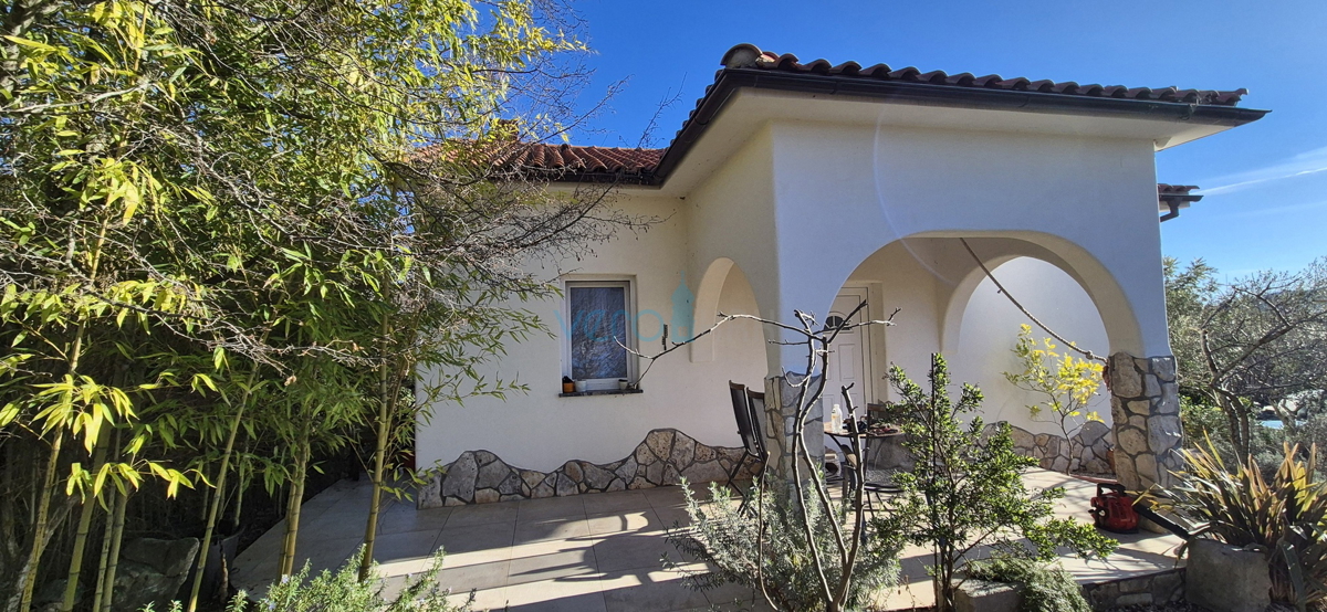 Isola di Krk, città di Krk, area circostante, casa indipendente con due appartamenti su un terreno di 992 m², vista, vendita