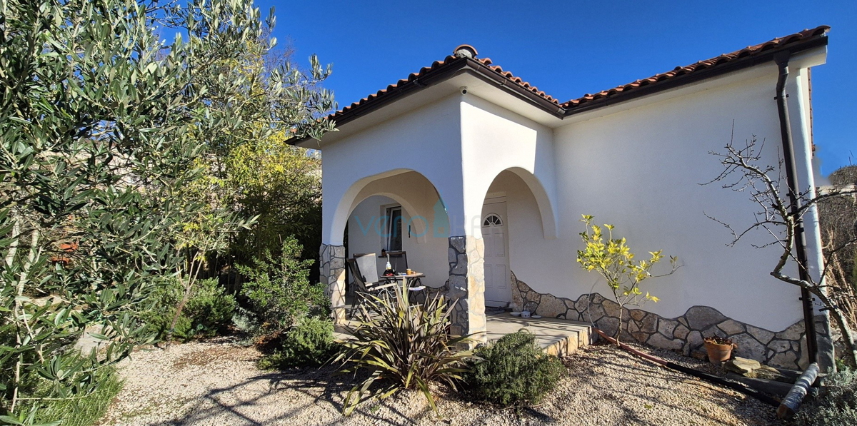 Isola di Krk, città di Krk, area circostante, casa indipendente con due appartamenti su un terreno di 992 m², vista, vendita