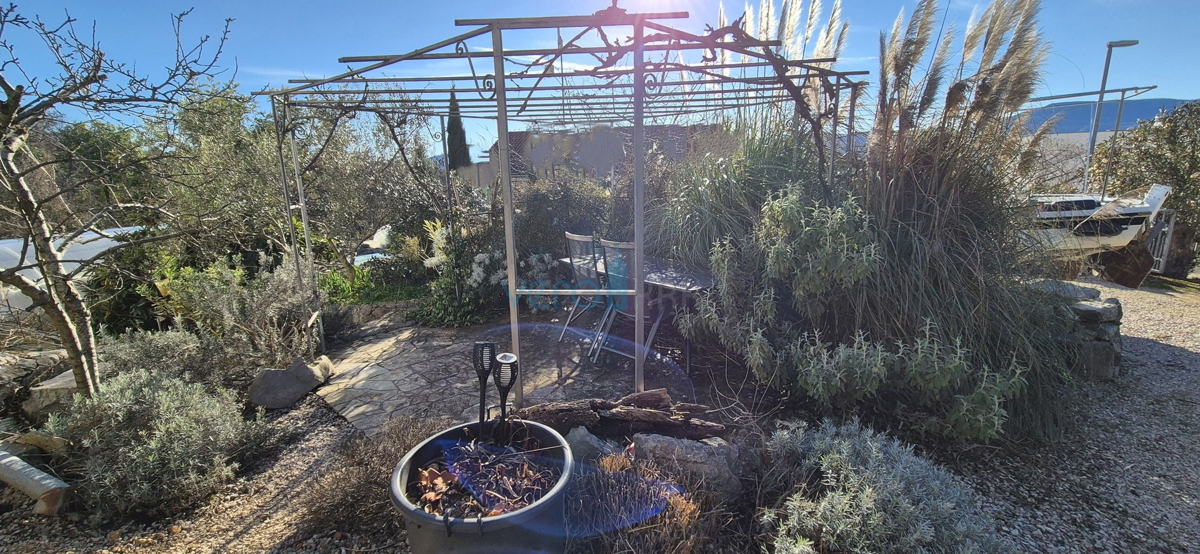 Isola di Krk, città di Krk, area circostante, casa indipendente con due appartamenti su un terreno di 992 m², vista, vendita