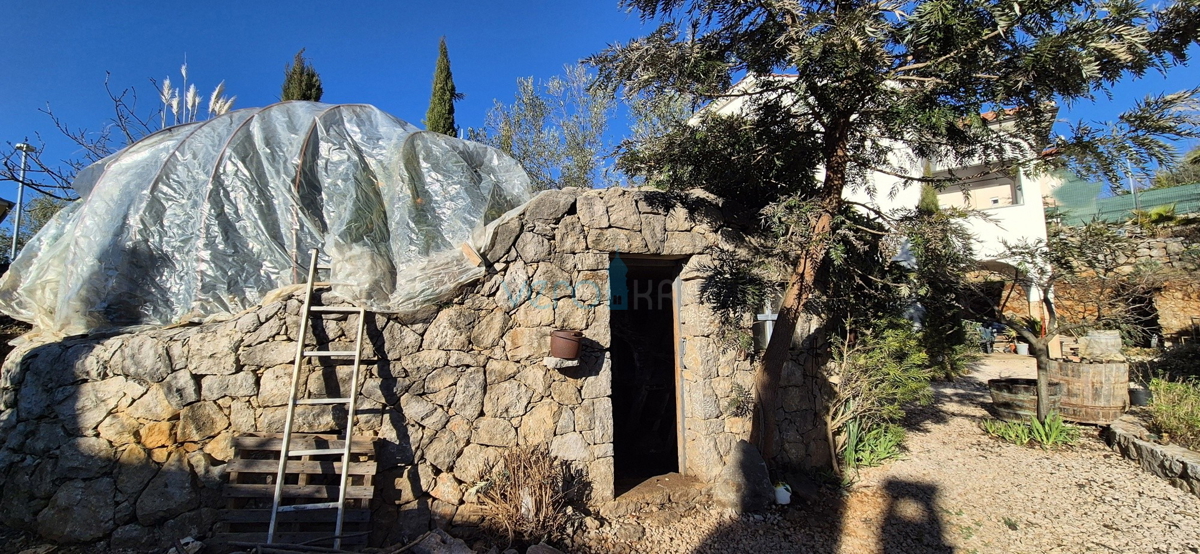 Isola di Krk, città di Krk, area circostante, casa indipendente con due appartamenti su un terreno di 992 m², vista, vendita