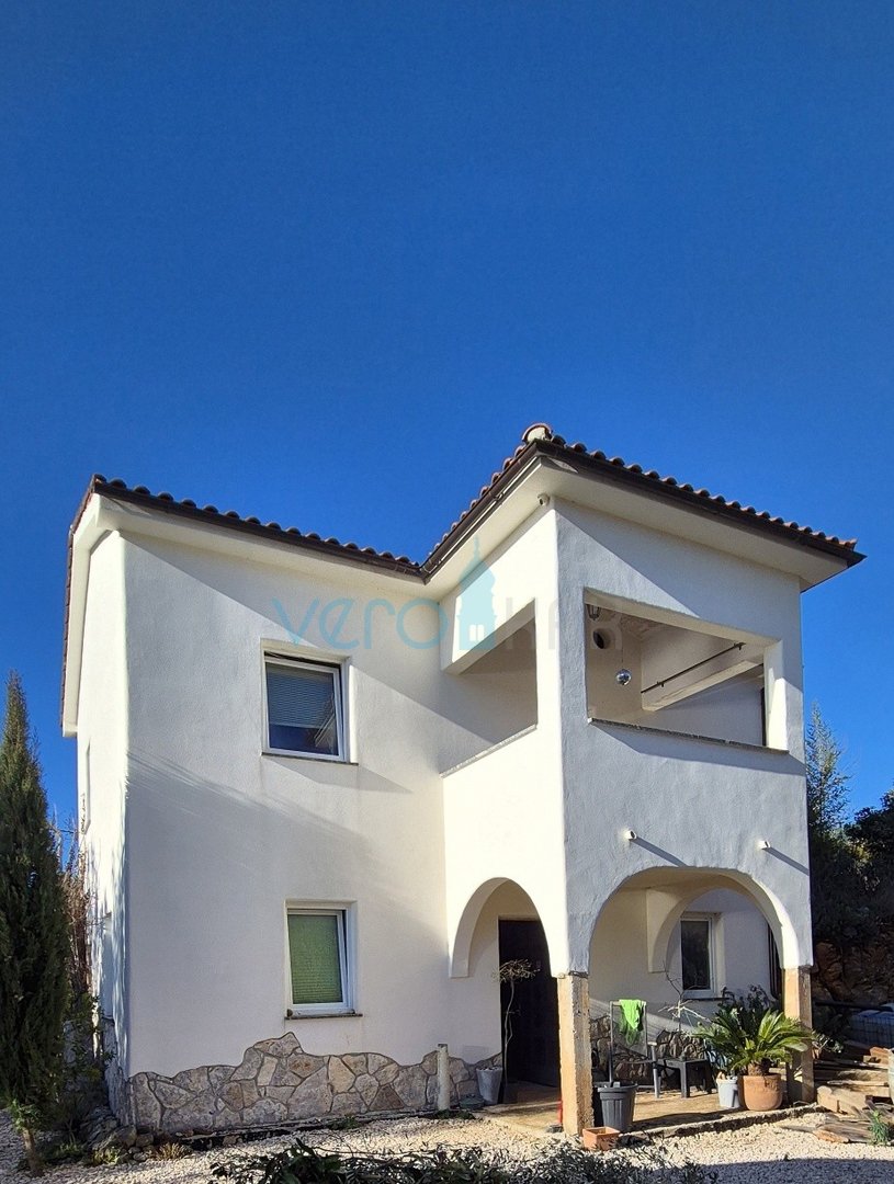 Isola di Krk, città di Krk, area circostante, casa indipendente con due appartamenti su un terreno di 992 m², vista, vendita