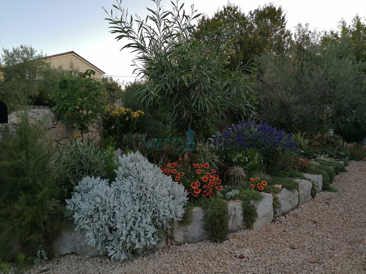 Isola di Krk, città di Krk, area circostante, casa indipendente con due appartamenti su un terreno di 992 m², vista, vendita