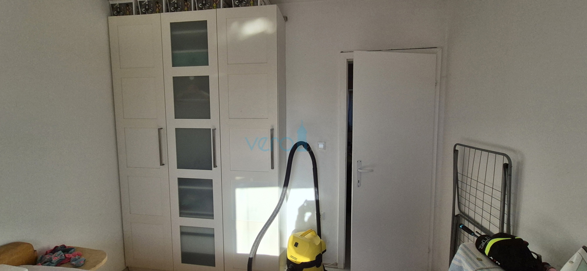 Isola di Krk, città di Krk, area circostante, casa indipendente con due appartamenti su un terreno di 992 m², vista, vendita