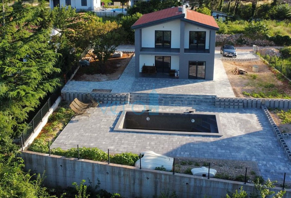 Vrbnik, isola di Krk, dinamica casa indipendente con piscina e ampio giardino