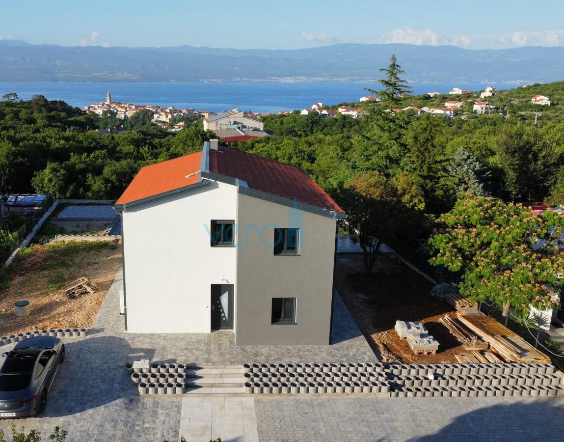 Vrbnik, isola di Krk, dinamica casa indipendente con piscina e ampio giardino