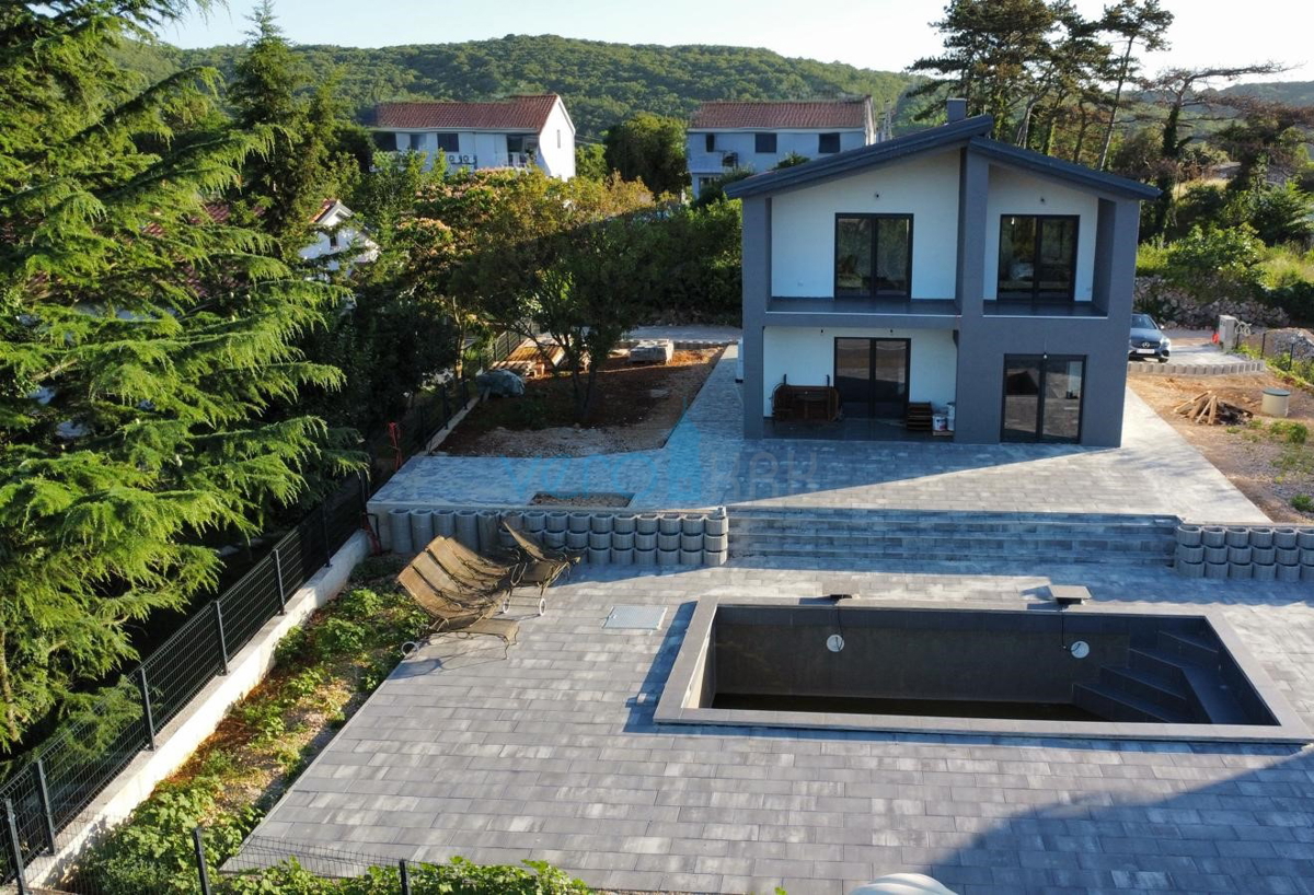 Vrbnik, isola di Krk, dinamica casa indipendente con piscina e ampio giardino