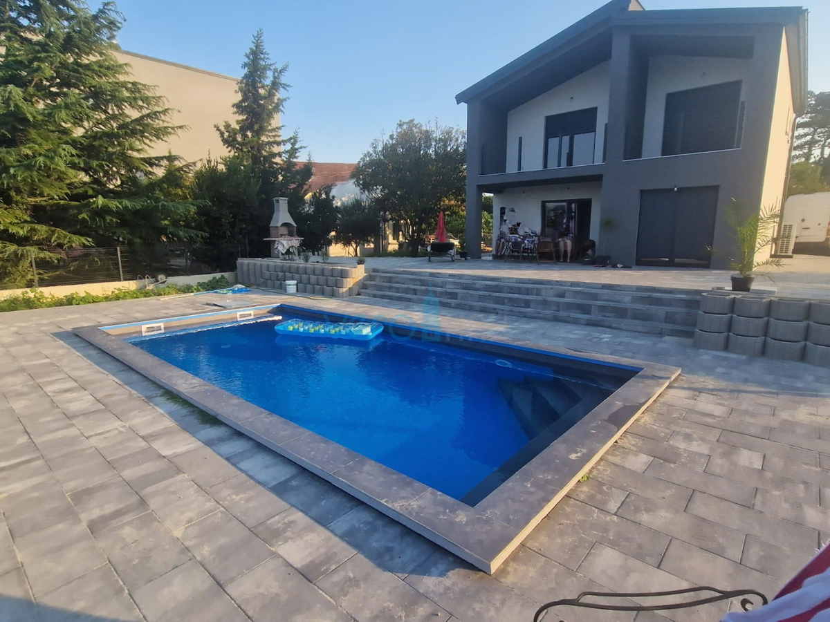 Vrbnik, isola di Krk, dinamica casa indipendente con piscina e ampio giardino