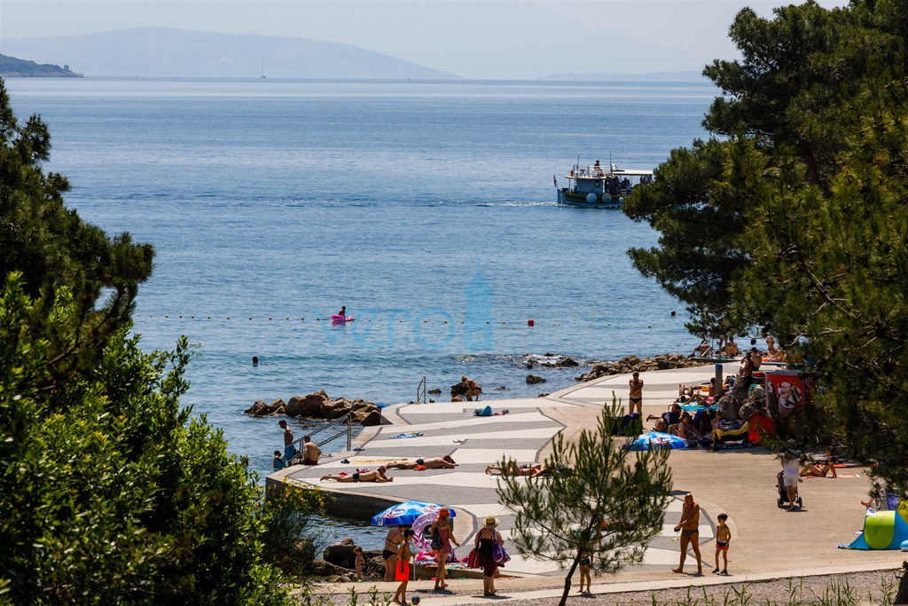 Krk, moderna casa a due piani direttamente sul mare