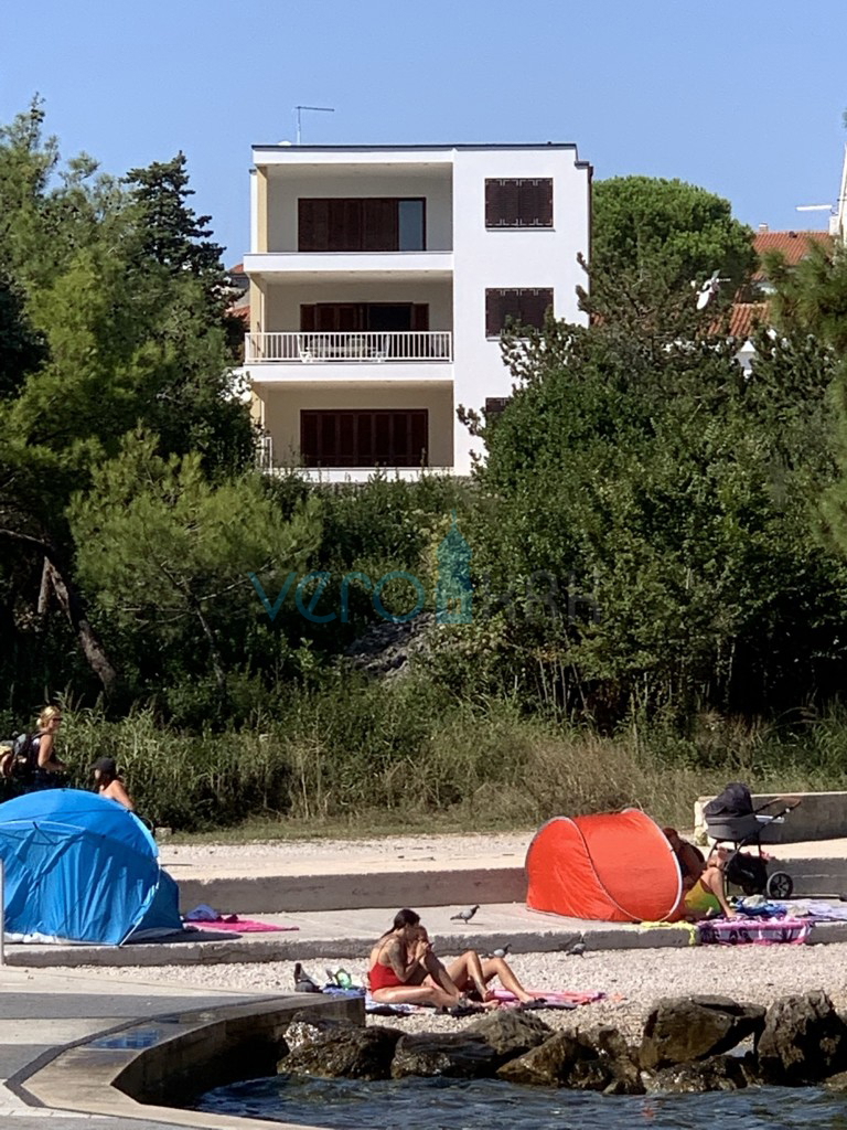 Krk, moderna casa a due piani direttamente sul mare