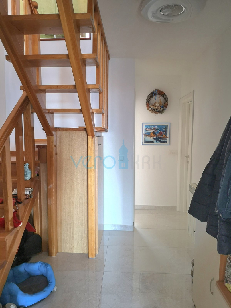 Malinska, Appartamento a due piani con vista mare