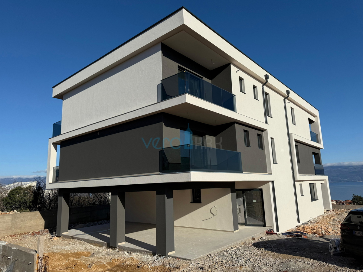 Vrbnik, isola di Krk, nuova costruzione, due appartamenti 155 m2, 1° piano, grande terrazza, jacuzzi, vista, vendita