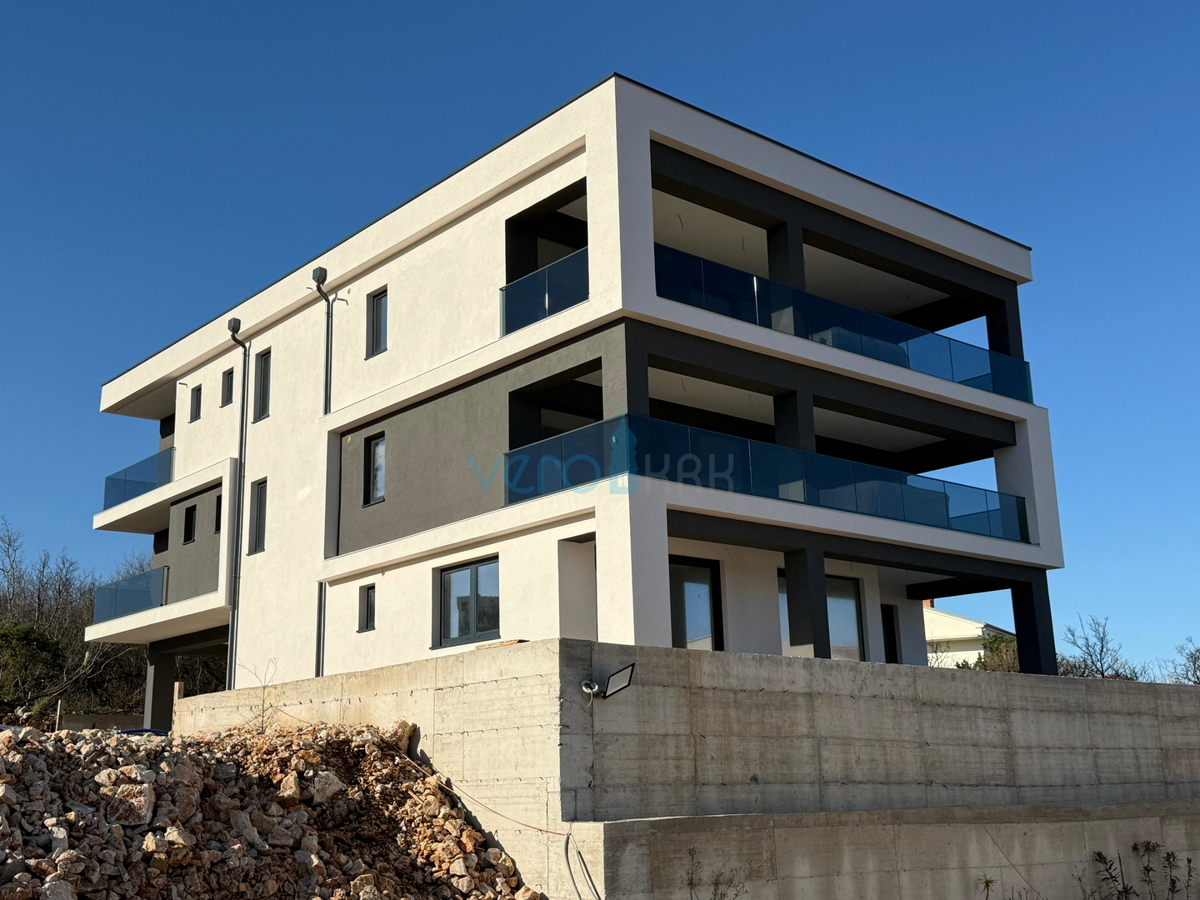 Vrbnik, isola di Krk, nuova costruzione, due appartamenti 155 m2, 1° piano, grande terrazza, jacuzzi, vista, vendita