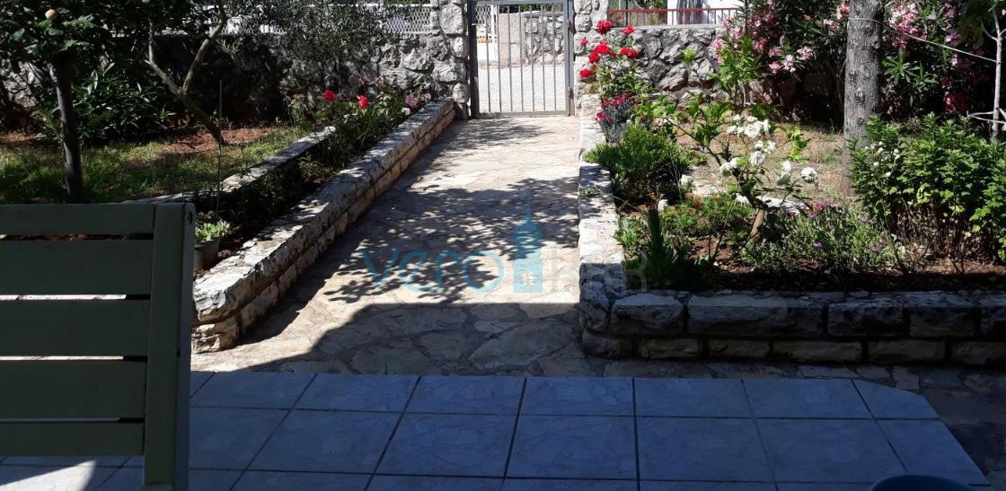 Isola di Krk, Omišalj, Casa indipendente a un piano con giardino, in vendita