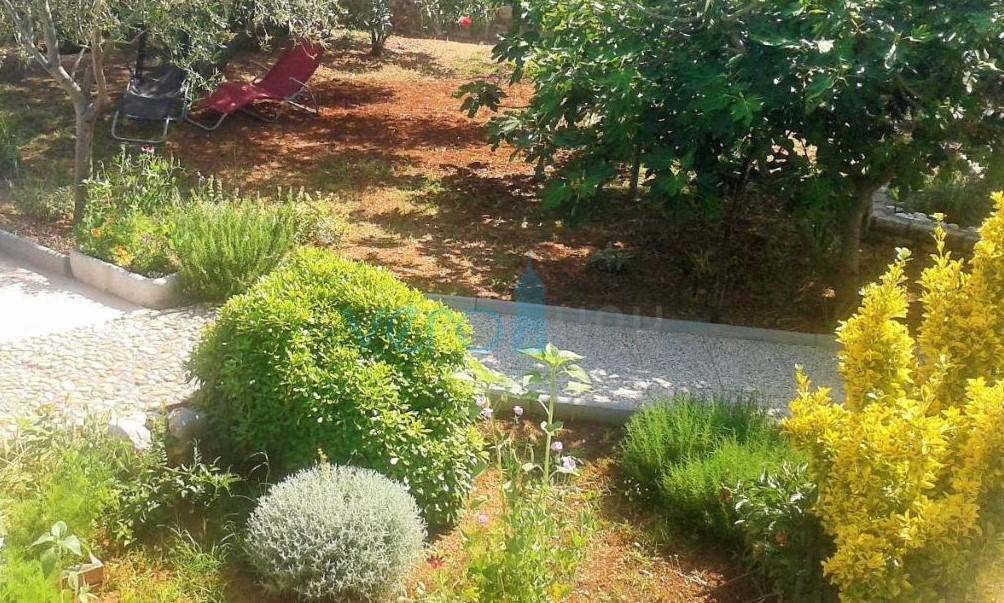 Isola di Krk, Omišalj, Casa indipendente a un piano con giardino, in vendita