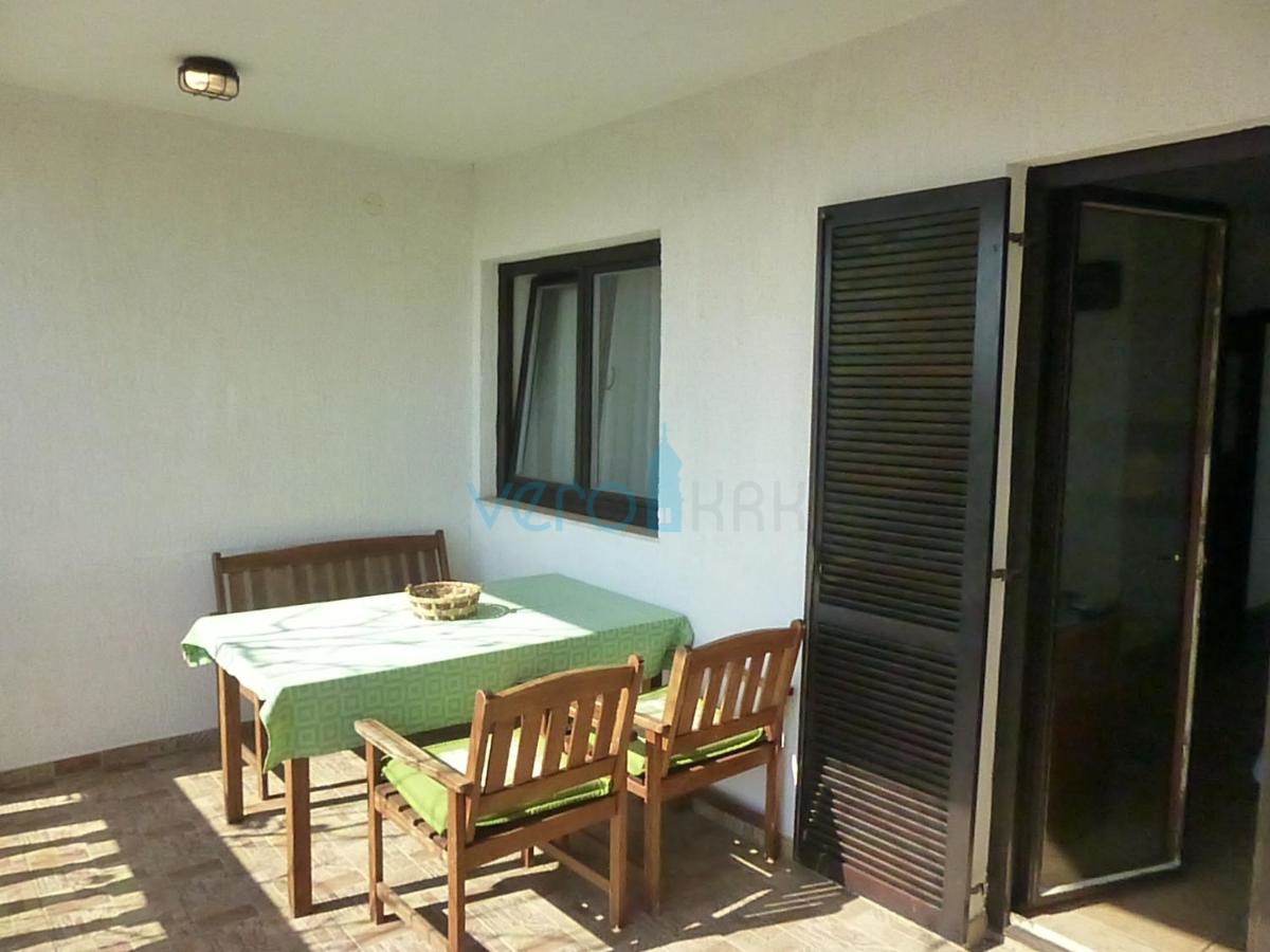 Isola di Krk, Omišalj, Casa indipendente con 5 appartamenti a 170 m dal mare, vendita