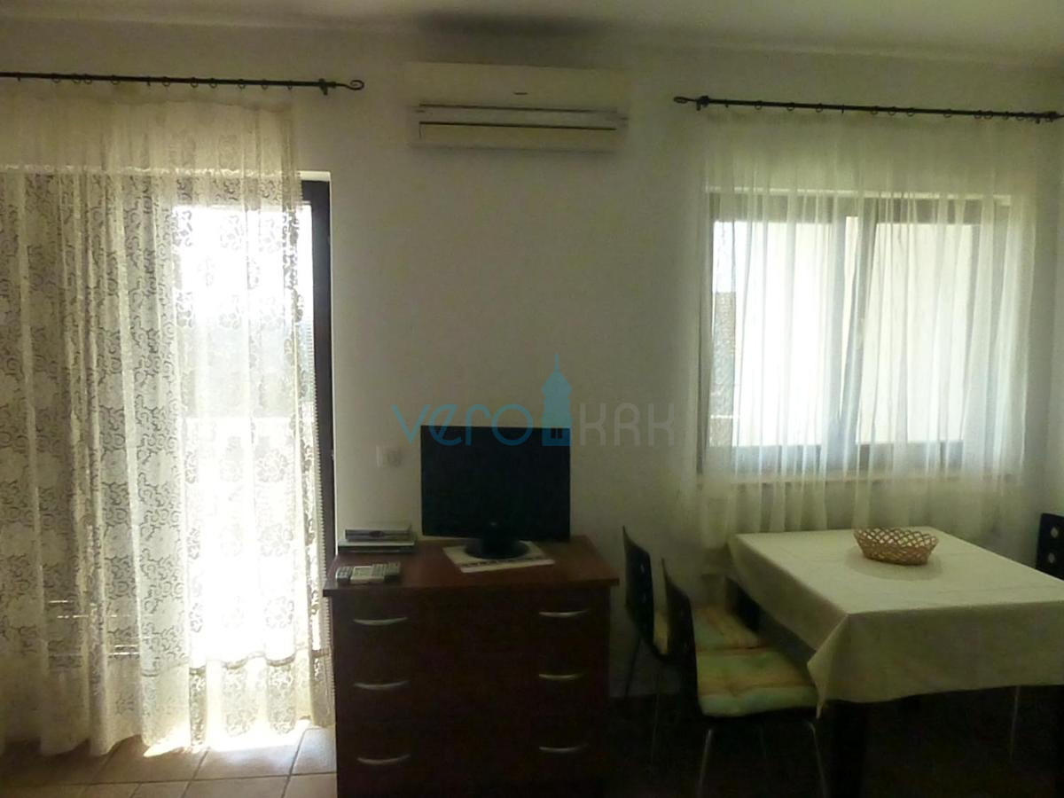 Isola di Krk, Omišalj, Casa indipendente con 5 appartamenti a 170 m dal mare, vendita