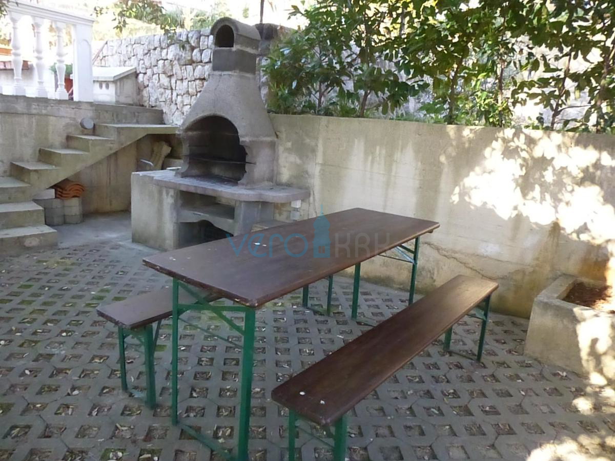 Isola di Krk, Omišalj, Casa indipendente con 5 appartamenti a 170 m dal mare, vendita