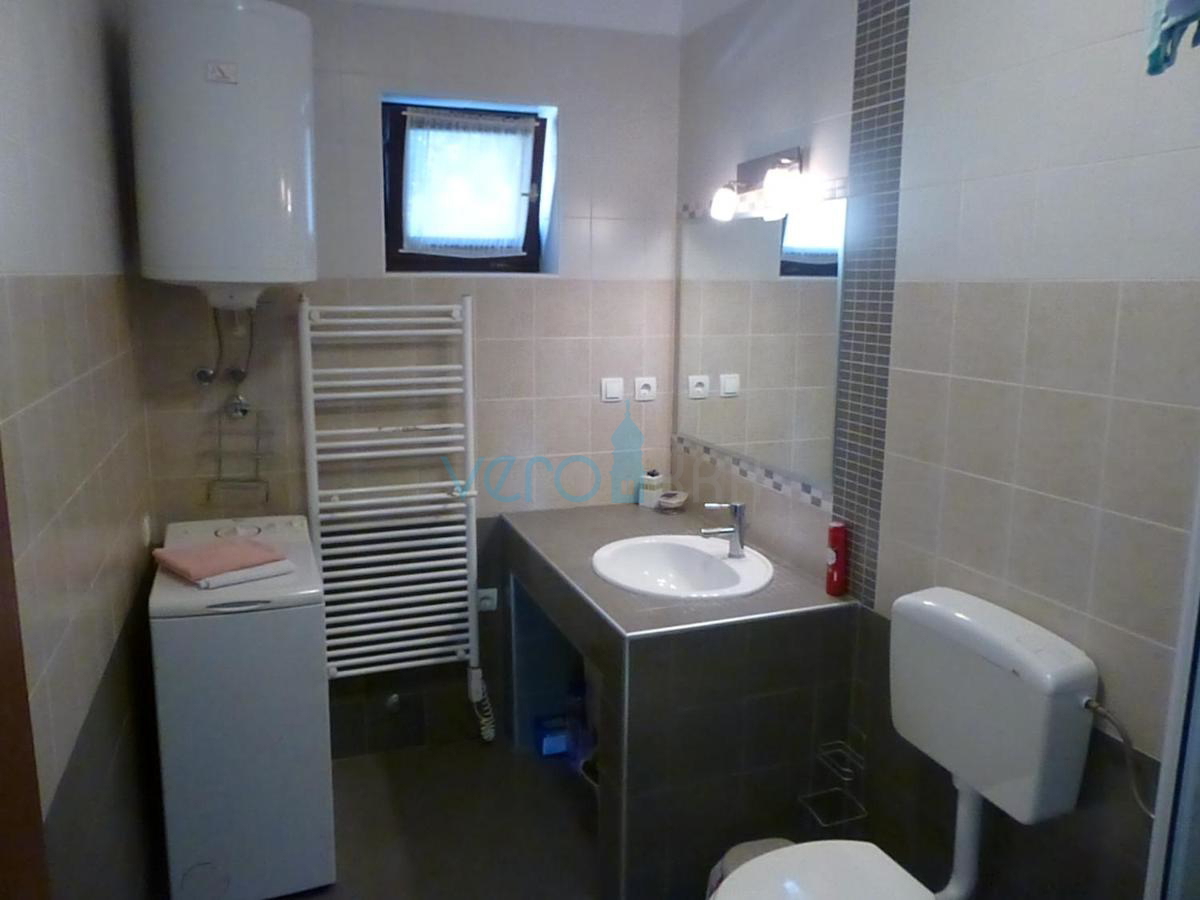 Isola di Krk, Omišalj, Casa indipendente con 5 appartamenti a 170 m dal mare, vendita