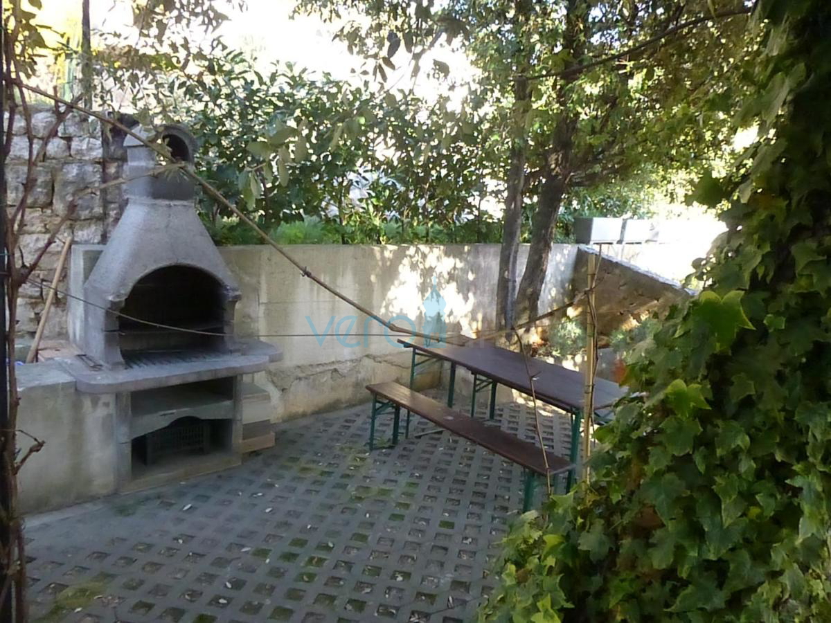 Isola di Krk, Omišalj, Casa indipendente con 5 appartamenti a 170 m dal mare, vendita