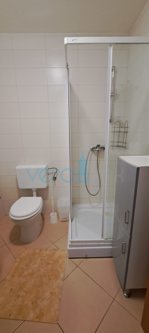 Uvala Soline, isola di Krk, appartamento su due livelli di 89 m2 con vista mare e giardino