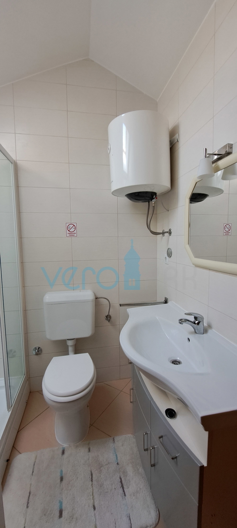 Uvala Soline, isola di Krk, appartamento su due livelli di 89 m2 con vista mare e giardino