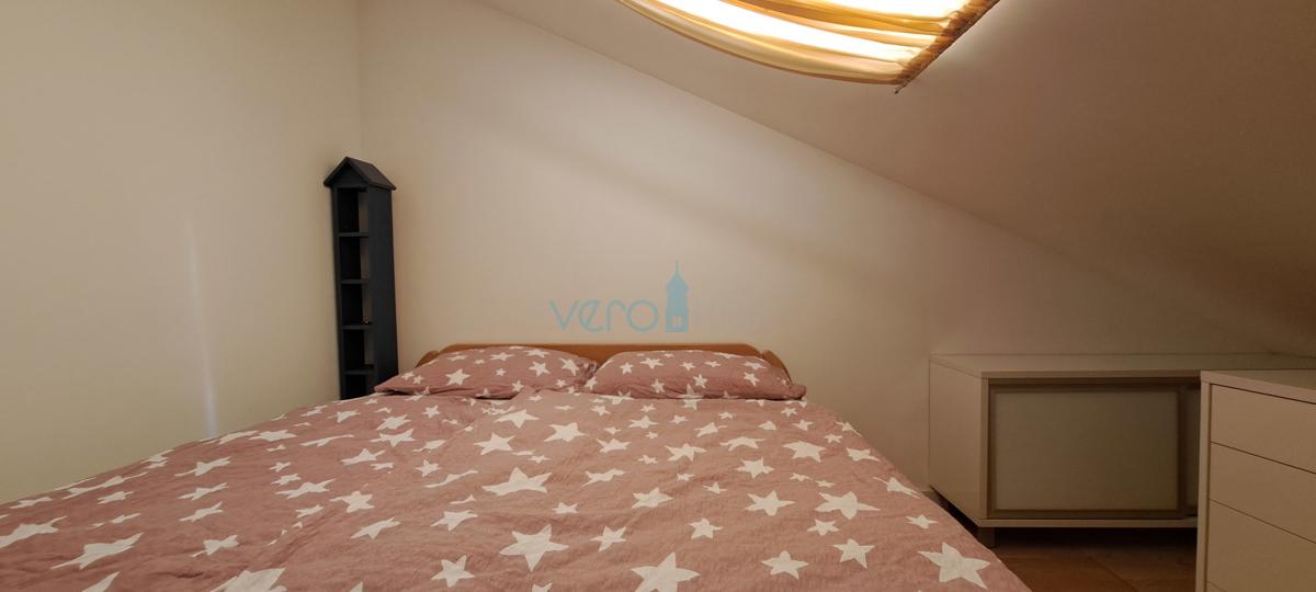 Uvala Soline, isola di Krk, appartamento su due livelli di 89 m2 con vista mare e giardino