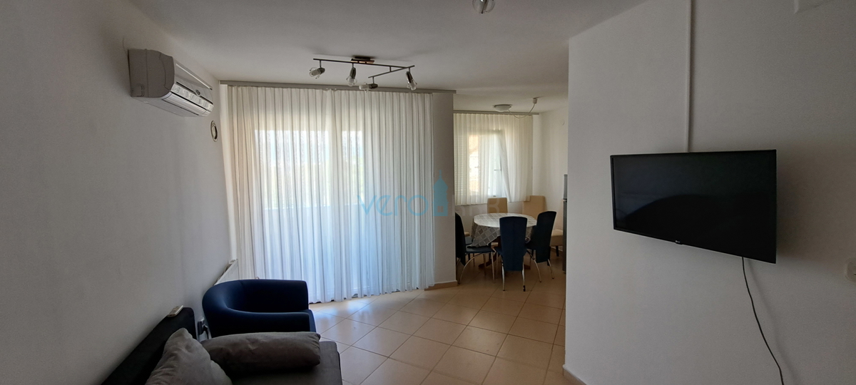 Uvala Soline, isola di Krk, appartamento su due livelli di 89 m2 con vista mare e giardino