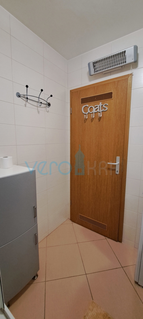 Uvala Soline, isola di Krk, appartamento su due livelli di 89 m2 con vista mare e giardino