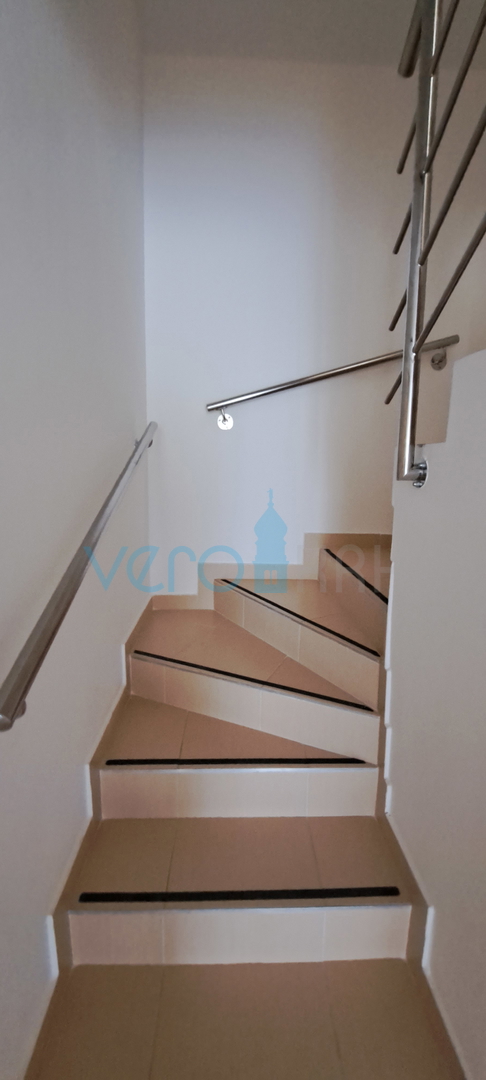 Uvala Soline, isola di Krk, appartamento su due livelli di 89 m2 con vista mare e giardino