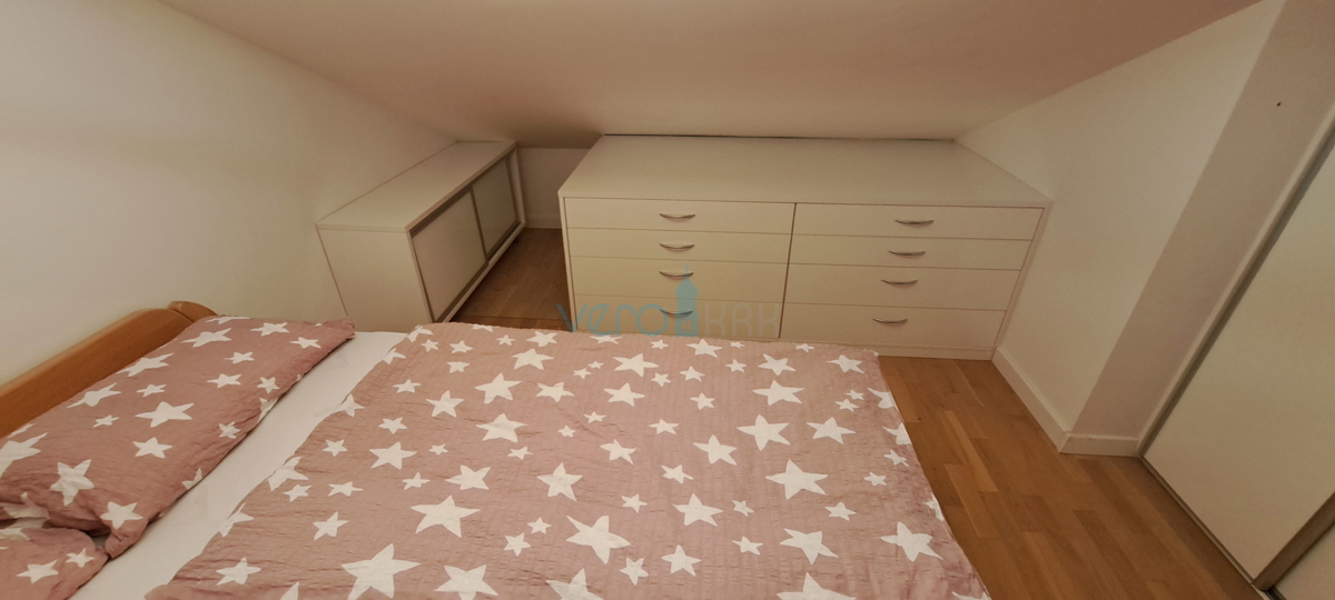 Uvala Soline, isola di Krk, appartamento su due livelli di 89 m2 con vista mare e giardino