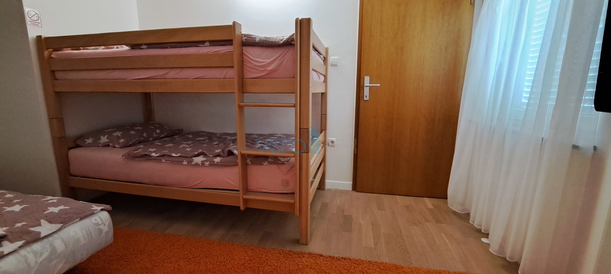 Uvala Soline, isola di Krk, appartamento su due livelli di 89 m2 con vista mare e giardino