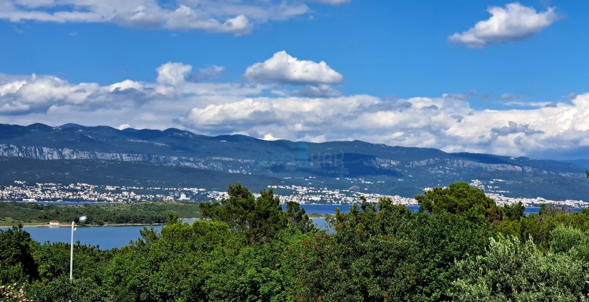 Uvala Soline, isola di Krk, appartamento su due livelli di 89 m2 con vista mare e giardino