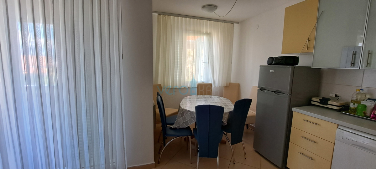 Uvala Soline, isola di Krk, appartamento su due livelli di 89 m2 con vista mare e giardino