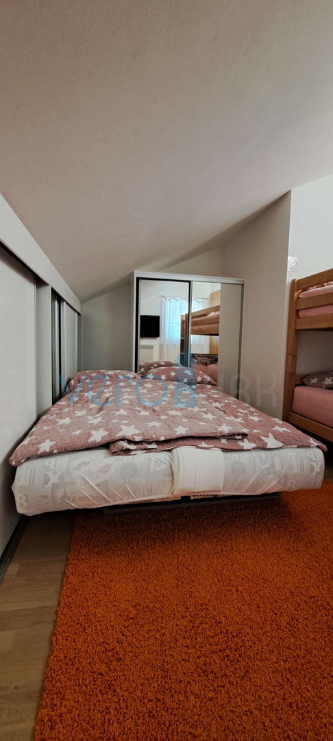 Uvala Soline, isola di Krk, appartamento su due livelli di 89 m2 con vista mare e giardino