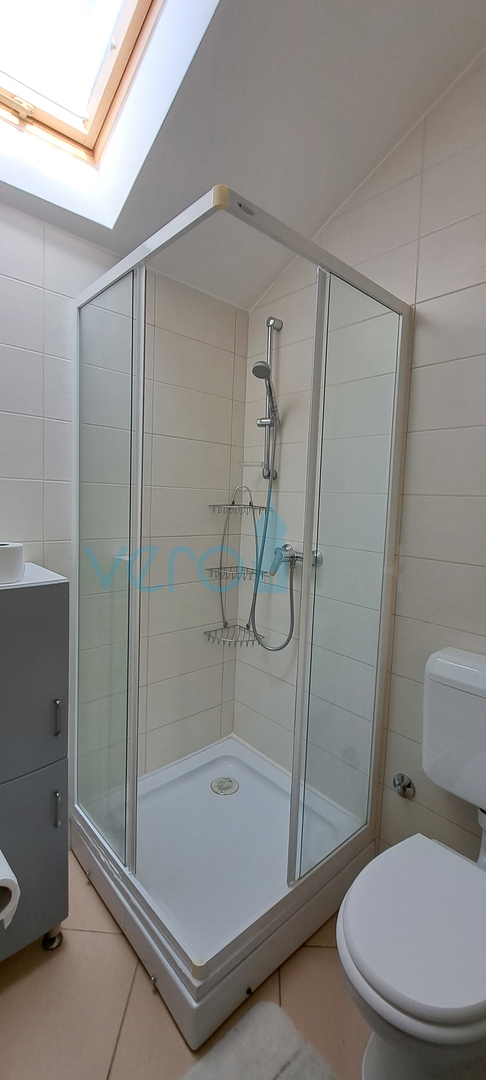 Uvala Soline, isola di Krk, appartamento su due livelli di 89 m2 con vista mare e giardino