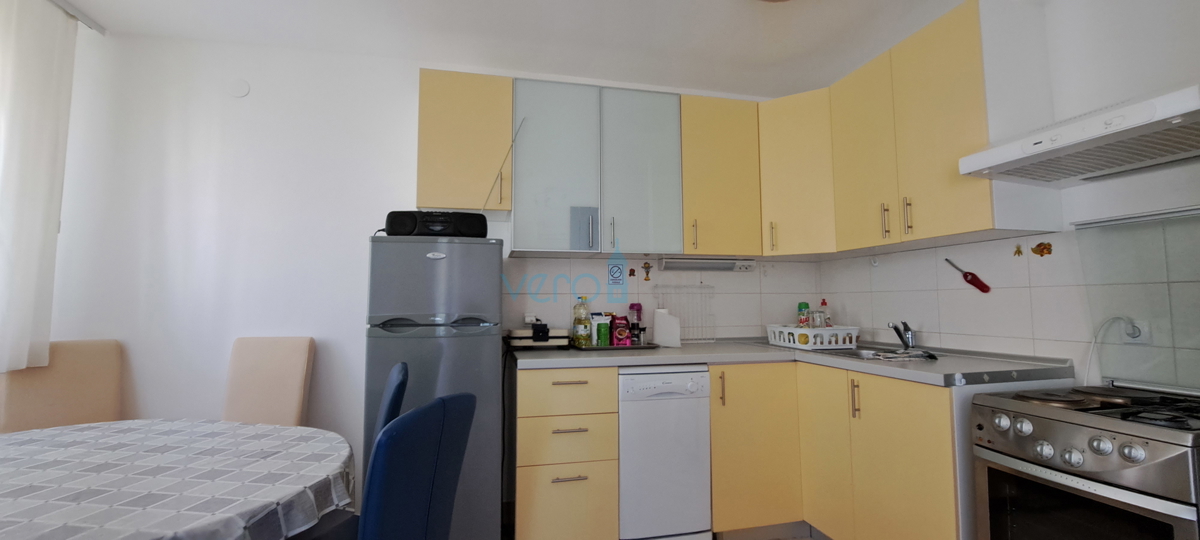 Uvala Soline, isola di Krk, appartamento su due livelli di 89 m2 con vista mare e giardino