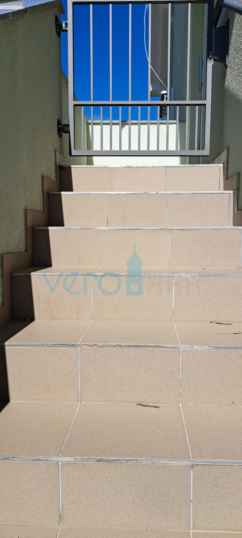 Uvala Soline, isola di Krk, appartamento su due livelli di 89 m2 con vista mare e giardino