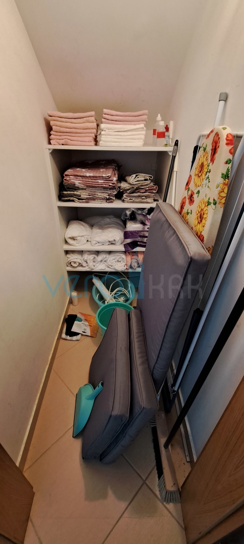 Uvala Soline, isola di Krk, appartamento su due livelli di 89 m2 con vista mare e giardino