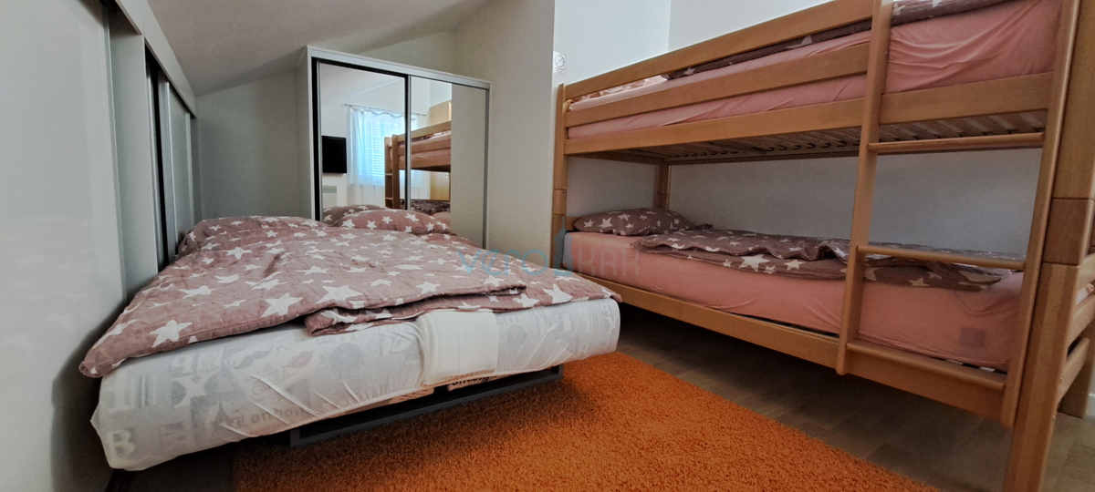 Uvala Soline, isola di Krk, appartamento su due livelli di 89 m2 con vista mare e giardino