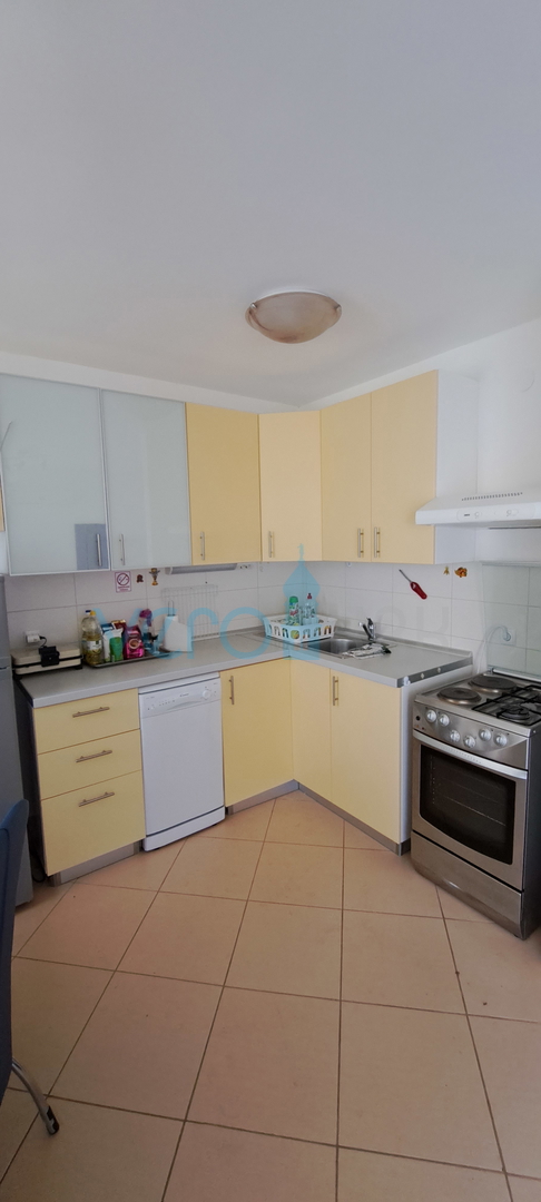 Uvala Soline, isola di Krk, appartamento su due livelli di 89 m2 con vista mare e giardino