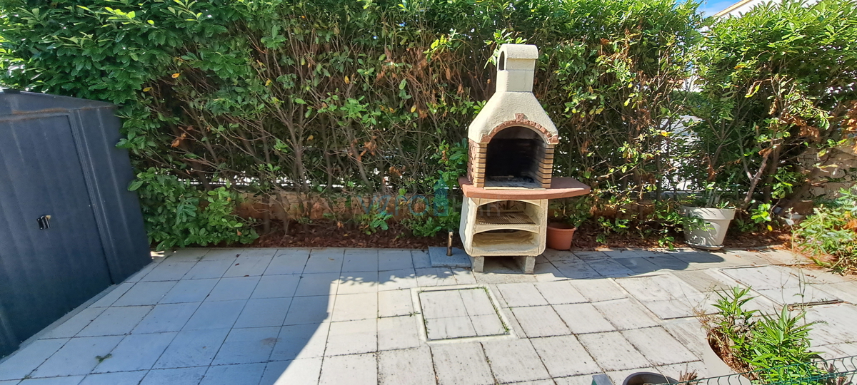 Uvala Soline, isola di Krk, appartamento su due livelli di 89 m2 con vista mare e giardino